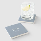 Dusty Blue Monogram Wedding Steinuntersetzer (Seitenansicht)