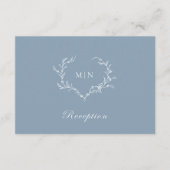 Dusty Blue Monogram Wreath Empfang Wedding Begleitkarte (Vorderseite)