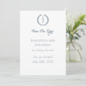 Dusty Blue Monogram Wreath Save the Date Card Einladung (Stehend Vorderseite)