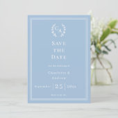 Dusty blue monogram wreath wedding save the date (Stehend Vorderseite)
