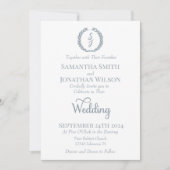 Dusty Blue Monogram Wreath White Wedding Einladung (Vorderseite)