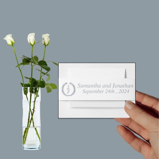 Dusty Blue Monogram Wreath White Wedding Einladungsbanderole