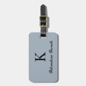 Dusty Blue Monogrammabenteuer wartet auf Geschenk Gepäckanhänger (Vorderseite vertikal)