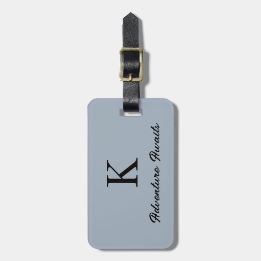 Dusty Blue Monogrammabenteuer wartet auf Geschenk Gepäckanhänger (Vorderseite vertikal)