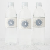 Dusty Blue Monogrammed Wedding Wasserflaschenetikett (Flaschen)