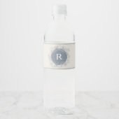 Dusty Blue Monogrammed Wedding Wasserflaschenetikett (Vorderseite)