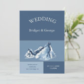 Dusty Blue Mountain Landscape Modern Wedding  Einladung (Stehend Vorderseite)
