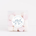 Dusty Blue | Muss Personalisierte Gastgeschenk Hoc Runder Aufkleber<br><div class="desc">Die Punny Gastgeschenk Hochzeit Aufkleber sind in dustig blauer Schrift mit Herzensbrille "mint to be". Personalisieren Sie mit Ihren Namen und Hochzeitstermin.</div>