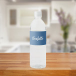 Dusty Blue Name Skript Wasserflaschenetikett<br><div class="desc">Ein trendiger,  staubblauer Hintergrund. Personalisieren Sie Ihren Namen und schreiben Sie ihn mit einem modernen,  handgeschriebenen Schrift in weiß.</div>