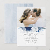 Dusty Blue & Navy Blue Floral Save the Date Foto Ankündigung (Vorne/Hinten)