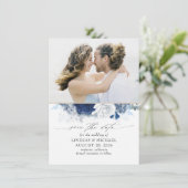 Dusty Blue & Navy Blue Floral Save the Date Foto Ankündigung (Stehend Vorderseite)
