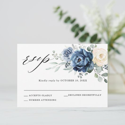 Dusty Blue Navy Champagne Elfenbeinblume Hochzeit RSVP Karte (Stehend Vorderseite)