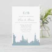 Dusty Blue NYC Skyline Stadt Hochzeit Einladung (Stehend Vorderseite)