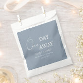 Dusty Blue One Day Away Probe Dinner Hochzeit Geschenktütchen (Ausgeschnitten)