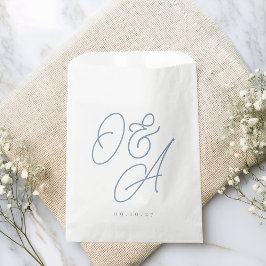 Dusty Blue Oversified Script Monogram Wedding Geschenktütchen