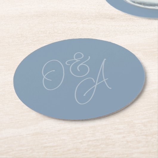 Dusty Blue | Oversified Script Monogram Wedding Runder Pappuntersetzer (Angewinkelt)
