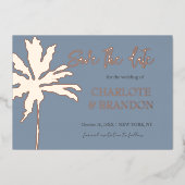 Dusty Blue Palm Tree Beach Hochzeit Save the Date Folieneinladung (Vorderseite)