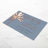 Dusty Blue Palm Tree Beach Hochzeit Save the Date Folieneinladung (Gedreht)