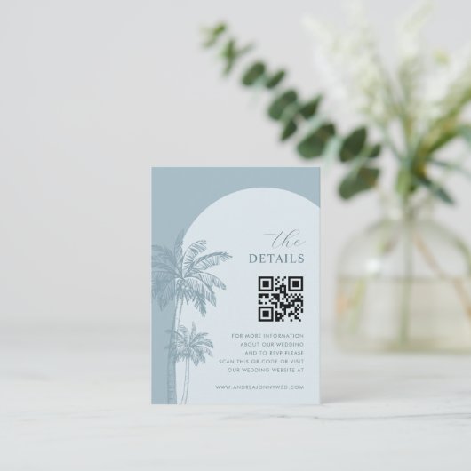 Dusty Blue Palm Trees QR Code Details Hochzeit Begleitkarte (Stehend Vorderseite)