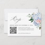 Dusty Blue Pastel Pink Hydrangea Floral Wedding QR RSVP Karte (Vorderseite)