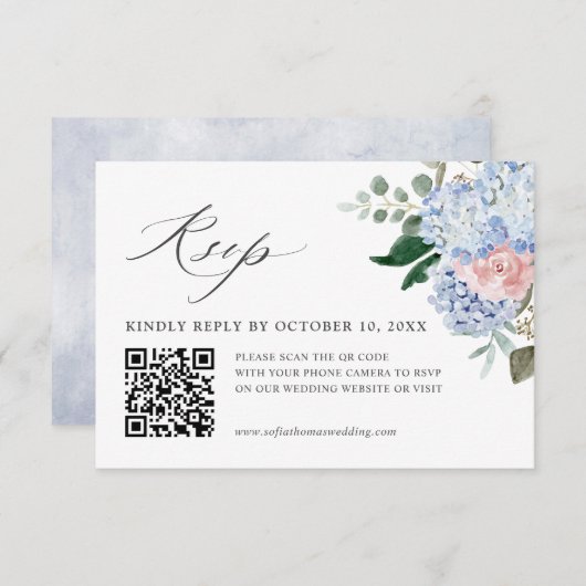 Dusty Blue Pastel Pink Hydrangea Floral Wedding QR RSVP Karte (Vorne/Hinten)