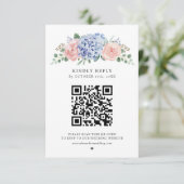 Dusty Blue Pastel Pink Hydrangeas Wedding QR Code RSVP Karte (Stehend Vorderseite)
