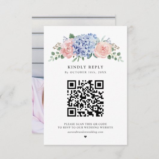 Dusty Blue Pastel Pink Hydrangeas Wedding QR Code RSVP Karte (Vorne/Hinten)