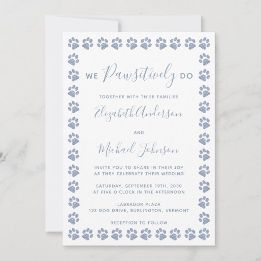 Dusty Blue Paw Prints Hochzeitseinladung Einladung (Vorderseite)