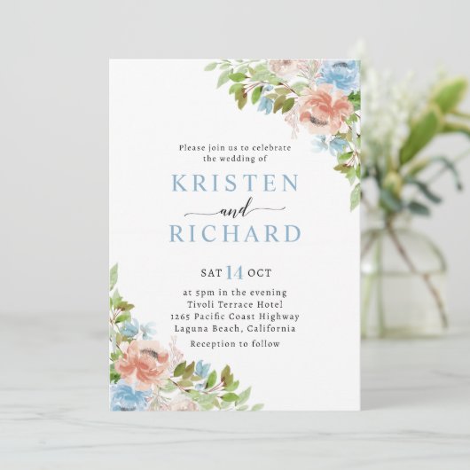 Dusty Blue Peach Blumengrün Hochzeit Einladung (Stehend Vorderseite)