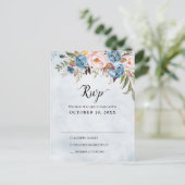 Dusty Blue Peach Blush Botanical Wedding RSVP Postkarte (Stehend Vorderseite)