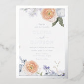 Dusty Blue & Peach Floral Silver Foil Wedding Folieneinladung (Vorderseite)