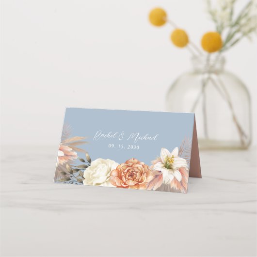 Dusty Blue Peach Floral Wedding Platzkarte (Rückseite)