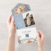 Dusty Blue Peach Floral Wedding QR Einladung (Abreißen)