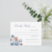 Dusty Blue & Peach Floral Wedding RSVP Postkarte (Stehend Vorderseite)