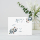 Dusty Blue Peony and Cotton Wedding RSVP Karte (Stehend Vorderseite)