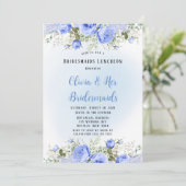 Dusty Blue Peony Blossom Bridesmaids Luncheon Einladung (Stehend Vorderseite)