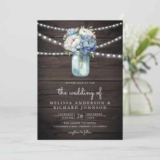 Dusty Blue Peony Mason Jar QR Code Wood Wedding Einladung (Stehend Vorderseite)
