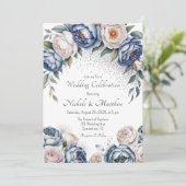 Dusty Blue Peony Rose & Glitzer Wedding Einladung (Stehend Vorderseite)