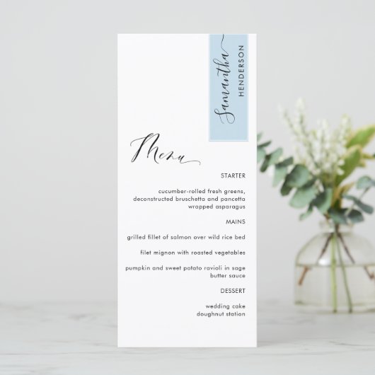 Dusty Blue Personalisiert mit Gast Name Elegant Menükarte (Stehend Vorderseite)