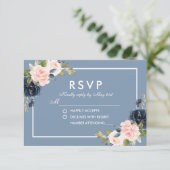 Dusty Blue Pink Blush Floral Wedding RSVP Karte (Stehend Vorderseite)