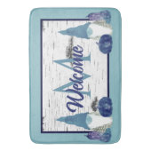 Dusty Blue Pumpkin Gnomes Aspen Rustikale Badezimm Badematte (Vorderseite Vertikal)