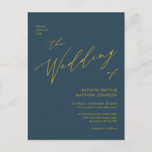 Dusty Blue QR Code in einem Gold Script Hochzeit Einladungspostkarte (Vorderseite)