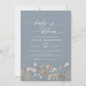 Dusty Blue QR Code Wildblume Baby in Bloom Einladung (Vorderseite)
