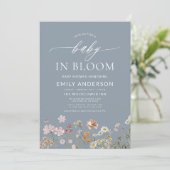 Dusty Blue QR Code Wildblume Baby in Bloom Einladung (Stehend Vorderseite)