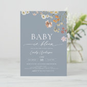Dusty Blue QR Code Wildblume Baby in Bloom Einladung (Stehend Vorderseite)