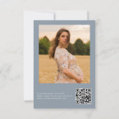 Dusty Blue QR Code Wildblume Baby in Bloom Shower Einladung (Rückseite)