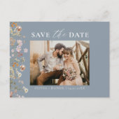 Dusty Blue QR Code Wildblume Floral Wedding Ankündigungspostkarte (Vorderseite)