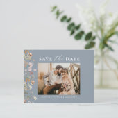 Dusty Blue QR Code Wildblume Floral Wedding Ankündigungspostkarte (Stehend Vorderseite)