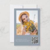 Dusty Blue QR Code Wildblume Petals & Prosecco Einladung (Rückseite)