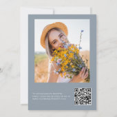 Dusty Blue QR Code Wildblume Petals & Prosecco Einladung (Rückseite)